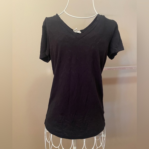 Forever 21 Tops - Forever 21 V-Neck Short-Sleeve Shirt